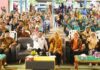 read news – Inilah Desa Wisata Ramah Perempuan dan Anak di Lingga Ketua Lembaga Koordinasi Kesejahteraan Sosial (LKKS) Provinsi Kepri Dewi Kumalasari (depan tengah) saat membuka kegiatan darmawisata Desa Resun dalam rangka menginisiasi desa wisata ramah perempuan dan anak di Desa Resun, Kecamatan Lingga Utara, Kabupaten Lingga, Kamis (19/10). (Foto : abdi perdana - batamtv.com)