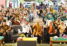 read news – Inilah Desa Wisata Ramah Perempuan dan Anak di Lingga Ketua Lembaga Koordinasi Kesejahteraan Sosial (LKKS) Provinsi Kepri Dewi Kumalasari (depan tengah) saat membuka kegiatan darmawisata Desa Resun dalam rangka menginisiasi desa wisata ramah perempuan dan anak di Desa Resun, Kecamatan Lingga Utara, Kabupaten Lingga, Kamis (19/10). (Foto : abdi perdana - batamtv.com)