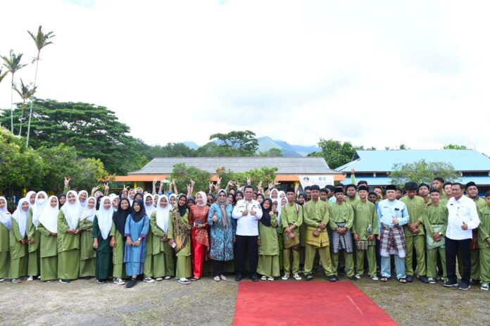 Gubernur Kepri Ansar Ahmad (baju putih tengah) saat berkunjung ke SMAN 1 Lingga di Daik, Kabupaten Lingga, Jum'at (20/10). (Foto : abadi perdana - batamtv.com)