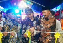 read news – Pendopo Pacitan Tanjungpinang Diresmikan Penggunaannya Sekdaprov Kepri Adi Prihantara saat Peresmian Pendopo Pacitan Kota Tanjungpinang digelar di Jl. Keramat RT, 002 / RW. 013 Kel. Batu 9 Kampung Sidomulyo Km. 13 Tanjungpinang, Sabtu (21/10) malam. (Foto : dwi susilo - batamtv.com )