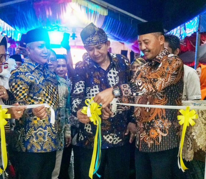 Sekdaprov Kepri Adi Prihantara saat Peresmian Pendopo Pacitan Kota Tanjungpinang digelar  di Jl. Keramat RT, 002 / RW. 013 Kel. Batu 9 Kampung Sidomulyo Km. 13 Tanjungpinang, Sabtu (21/10) malam. (Foto : dwi susilo - batamtv.com )