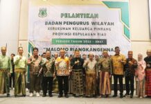 read news – Pelantikan Keluarga Pinrang Sulsel Provinsi Kepri Digelar di Batam Gubernur Kepri Ansar Ahmad (deret depan kelima dari kiri) saat menghadiri Pelantikan Badan Pengurus Wilayah Kerukunan Keluarga Pinrang Sulawesi Selatan Provinsi Kepri, digelar di Ballroom Hotel Harris Kota Batam, Jum'at (27/10). (Foto : muhammad amin - batamtv.com)