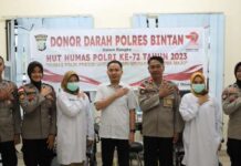 read news – Memeriahkan HUT Humas Polri ke 72 Polres Bintan Gelar Donor Darah Kapolres Bintan AKBP Riky Iswoyo melalui Iptu Alimson (ketiga dari kanan) selaku Kasi Humas mengatakan, dalam rangka menyambut HUT Humas Polri ke 72, Polres Bintan melaksanakan bakti kesehatan berupa donor darah, Senin (2/10/2023). (Foto : abdi perdana - batamtv.com)