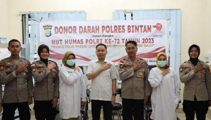 Kapolres Bintan AKBP Riky Iswoyo melalui Iptu Alimson (ketiga dari kanan) selaku Kasi Humas mengatakan, dalam rangka menyambut HUT Humas Polri ke 72, Polres Bintan melaksanakan bakti kesehatan berupa donor darah, Senin (2/10/2023). (Foto : abdi perdana - batamtv.com)