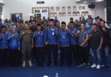 read news – Bincang Ringan dan Hangat Pj Walikota Hasan dan Insan Media Puluhan Insan Pers baik dari Pimpinan Media maupun wartawan yang berada di Kota Tanjungpinang mengikuti acara ngopi bareng di Aula Pertemuan Sultan Sulaiman Badrul Alamsyah Kantor Wali Kota Tanjungpinang bersama Pj Walikota Tanjungpinang, Hasan (kelima dari kiri) Senin (2/10).(Foto : dwi susilo - batamtv.com)
