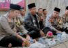 read news – Pesan Kapolres Karimun ke Anggota di Peringatan Maulid Nabi Muhammad SAW Kapolres Karimun AKBP Ryky W (kiri) Muharam berpesan kepada anggotanya dapat menjadikan peringatan Maulid Nabi Muhammad SAW 1445 H untuk senantiasa meningkatkan keimanan dan ketakwaan kepada Allah SWT. (Foto : abdi perdana - batamtv.com)