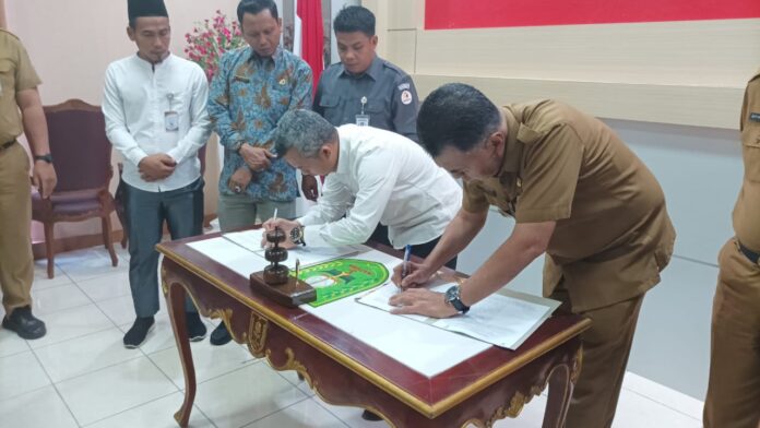 Bupati Natuna Wan Siswandi (baju cokelat) saat Penandatanganan Naskah Perjanjian Hibah Daerah (NPHD) Pilkada Serentak Tahun 2024 bersama Komisi Pemilihan Umum Kabupaten Natuna dan Pengawas Pemilu Kabupaten Natuna. Bertempat di Ruang Rapat Lantai ll Kantor Bupati Natuna, Senin, 23/10/2023. (Foto : abdi perdana - batamtv.com)