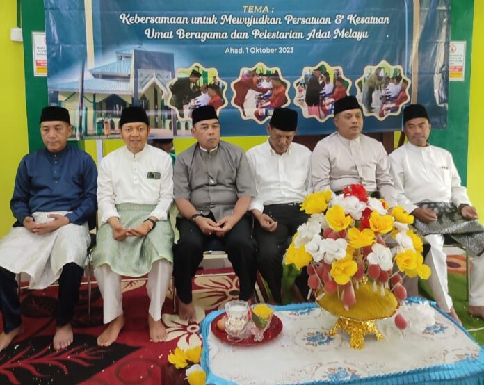 Selain dihadiri tokoh masyarakat Seibeduk Darwin HS, (kiri) Peringatan Maulid Nabi Muhammad SAW 1445 H di Bagan dihadiri  juga Kepala Dishub Batam  Salim, Wakil Ketua 1 DPRD Kota Batam Muh Kamaluddin, Camat Sei Beduk Dwiki Septiawan  Kapolsek Sei Beduk AKP Benny Syahrizal, dan Lurah Tanjung Piayu Syaiful Bahri. (Foto : muhammad amin - batamtv.com)