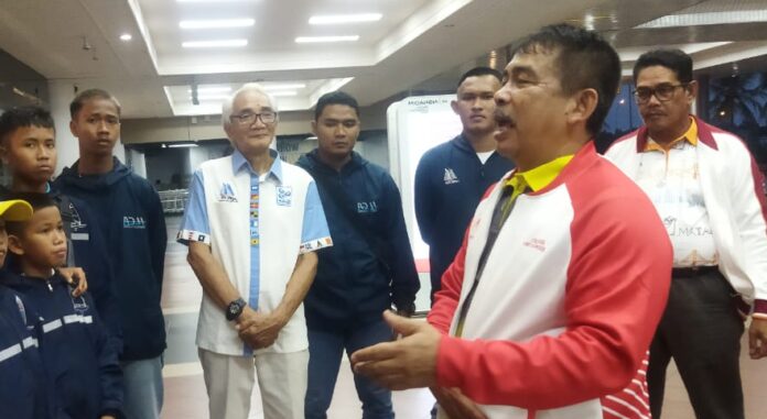 Ketua KONI Kepri Usep RS saat melepas keberangkatan atlet cabor layar ke Pra PON Jakarta . (Foto : abyaqsa ramadan - batamtv.com)