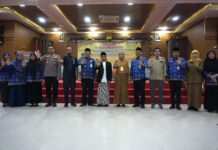 read news – 80 Orang Ikuti Pelatihan Konvensi Hak Anak di Tanjungpinang Asisten Ekonomi dan Pembangunan Setdako Tanjungpinang Bambang Hartanto (keenam dari kiri) dan dihadiri Perwakilan Dinas P3A Dalduk KB Provinsi Kepri, Pengadilan Negeri Tanjungpinang, Polresta Tanjungpinang, serta sejumlah OPD di lingkungan Pemko Tanjungpinang membuka pelatihan konvensi hak anak. (Foto : dwi susilo - batamtv.com)
