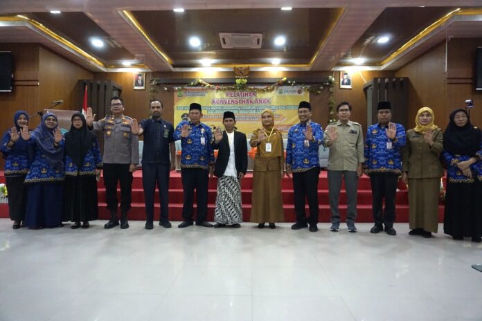 Asisten Ekonomi dan Pembangunan Setdako Tanjungpinang Bambang Hartanto (keenam dari kiri) dan dihadiri Perwakilan Dinas P3A Dalduk KB Provinsi Kepri, Pengadilan Negeri Tanjungpinang, Polresta Tanjungpinang, serta sejumlah OPD di lingkungan Pemko Tanjungpinang membuka pelatihan konvensi hak anak. (Foto : dwi susilo - batamtv.com) 