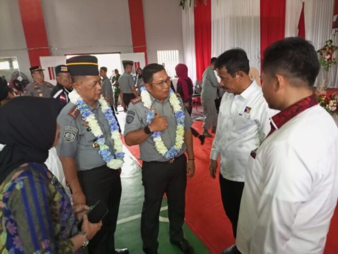 Ketua DPRD Kota Batam Nuryanto (kanan) saat bercengkrama dengan pejabat Baru Kepala Lapas Kelas 2 A Batam. (Foto : muhammad amin - batamtv.com)