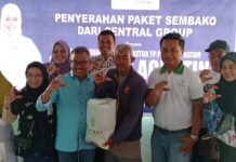 read news – 300 Warga Sagulung Terima Bantuan Sembako dari Central Grup Setdako Batam Jefridin (kemeja biru muda) saat menyerahkan sembako bantuan daria Central Grup. (Foto : abyaqsa ramadan - batamtv.com )