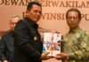 read news – Rapat Paripurna DPRD Kepri Beragenda Penyampaian Nota Keuangan dan Ranperda APBD Tahun 2024 Gubernur Kepri Ansar Ahmad (kiri) dan Ketua DPRD Kepri Jumaga Nadeak saat menghadiri Rapat Paripurna DPRD Provinsi Kepulauan Riau (Kepri) di Aula Wan Seri Beni di Tanjungpinang, Selasa (24/10).(Foto : dwi susilo - batamtv.com)