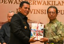 read news – Rapat Paripurna DPRD Kepri Beragenda Penyampaian Nota Keuangan dan Ranperda APBD Tahun 2024 Gubernur Kepri Ansar Ahmad (kiri) dan Ketua DPRD Kepri Jumaga Nadeak saat menghadiri Rapat Paripurna DPRD Provinsi Kepulauan Riau (Kepri) di Aula Wan Seri Beni di Tanjungpinang, Selasa (24/10).(Foto : dwi susilo - batamtv.com)