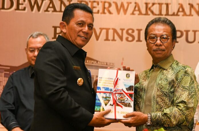Gubernur Kepri Ansar Ahmad (kiri) dan Ketua DPRD Kepri Jumaga Nadeak saat menghadiri Rapat Paripurna DPRD Provinsi Kepulauan Riau (Kepri)  di Aula Wan Seri Beni di Tanjungpinang, Selasa (24/10).(Foto : dwi susilo - batamtv.com)