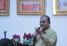 read news – Bupati Karimun Minta ke PUPR Hitung Kerusakan Kubah Masjid Bupati Karimun Aunur Rafiq usai mendatangi Masjid Al-Falah di Kelurahan Teluk Uma, Kecamatan Tebing dimana kubah masji roboh akibat diterjang puting beliung. (Foto : abdi perdana - batamtv.com)