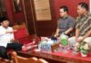read news – Pengurus DPD GPP-GPP RI Provinsi Kepulauan Riau Mendaulat Nuryanto sebagai Dewan Pembina Ketua, Sekretaris dan anggota Pengurus DPD GPP-GPP RI Provinsi Kepri bersilaturahmi ke Ketua DPRD Kota Batam Nuryanto (kiri) Senin (2/10/2023) pagi. (Foto : muhammad amin - batamtv.com_)