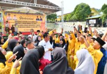 read news – SMKN 3 Batam Terus Lakukan Terobosan dalam Pengembangan Pendidikan Gubernur Kepri Ansar Ahmad (ditengha, baju putih) saat peresmian 14 Ruang Kelas Baru dan 1 Ruang Praktek Siswa DAK Tahun 2022. (Foto : abyaqsa ramadan - batamtv.com)