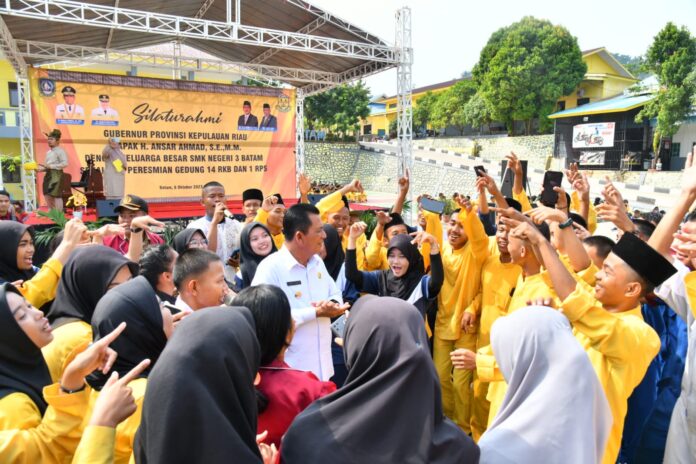Gubernur Kepri Ansar Ahmad (ditengha, baju putih) saat peresmian  14 Ruang Kelas Baru dan 1 Ruang Praktek Siswa DAK Tahun 2022. (Foto : abyaqsa ramadan - batamtv.com)