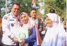 read news – Bantuan Pangan Pemerintah Tahap II Diserahkan untuk Masyarakat Tanjungpinang Gubernur Kepri Ansar Ahmad menyerahkan secara simbolis bantuan Cadangan Pangan Pemerintah (CPP) yang akan diterima oleh 7.280 Keluarga Penerima Manfaat (KPM) di Kota Tanjungpinang Kamis (5/10). (Foto : dwi susilo - batamtv.com)