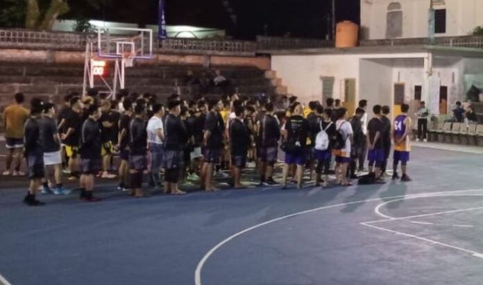 Ketua Pelaksana Pertandingan Basket Perbasi Cup 2023, Firdaus (depan) menyampaikan, pertandingan  berlangsung mulai 27 Oktober hingga 4 November 2023 mendatang. (Foto : dwi susilo - batamtv.com )