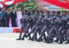 read news – Gubernur Ansar Ikuti Upacara HUT TNI di Tanjungpinang GUbernur Kepri Ansar Ahmad (di tribun ketiga dari kiri ) saat melihart devile pasukan TNI di Tanjungpinang. (Foto : dwi susilo - batamtv.com)