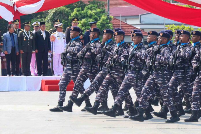 GUbernur Kepri Ansar Ahmad (di tribun ketiga dari kiri ) saat melihart devile pasukan TNI di Tanjungpinang. (Foto : dwi susilo - batamtv.com)