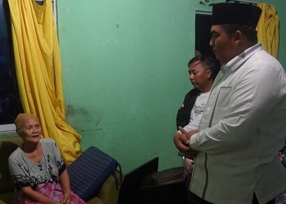(Foto : abdi perdana - batamtv.com) Bupati Bintan, Robby Kurniawan saat menjenguk salah satu korban peristiwa angin puting beliung . (Foto : abdi perdana - batamtv.com)