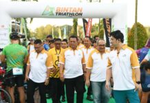 read news – Bintan Triathlon Digelar lagi dengan Lebih 500 Peserta dari 35 Negara Gubernur Ansar Ansar Ahmad (ketiga dari kanan) di akhir acara mengatakan gelaran ini akan menghidupkan kembali denyut pariwisata di Kepri. (Foto : abdi perdana - batamtv.com -