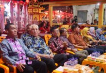 read news – Masyarakat Tionghoa Senggarang Peringati HUT Dewa Hiang Thiang Sian Ti Kadiskominfo Hasan (ketiga dari kiri) saat menghadiri acara Masyarakat Tionghoa Senggarang sedang memperingati ulang tahun Dewa Hiang Thiang Sian Ti ke-134 di Vihara Hiang Thiang Ti Senggarang atau yang familiar di sebut sebagai Kampung Pancasila, Minggu (22/10). (Foto: dwi susilo - batanmtv.com )