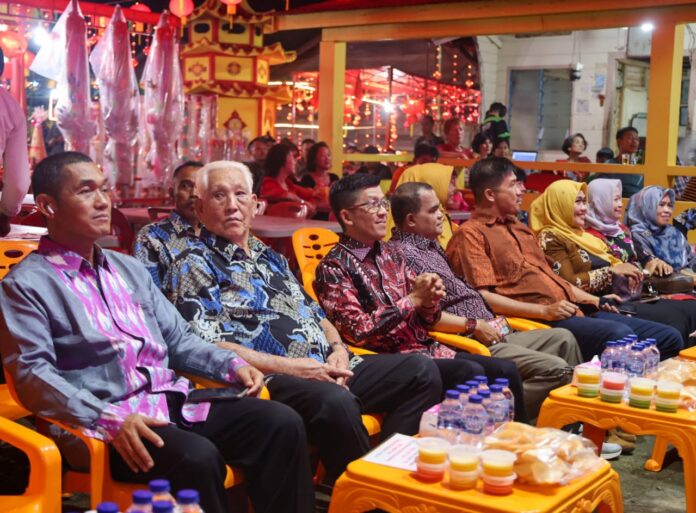 Kadiskominfo Hasan (ketiga dari kiri) saat menghadiri acara Masyarakat Tionghoa Senggarang  sedang memperingati ulang tahun Dewa Hiang Thiang Sian Ti ke-134 di Vihara Hiang Thiang Ti Senggarang atau yang familiar di sebut sebagai Kampung Pancasila, Minggu (22/10). (Foto: dwi susilo - batanmtv.com )