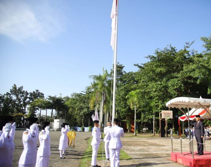 Pemerintah Kota (Pemko) Tanjungpinang menggelar upacara peringatan Hari Sumpah Pemuda ke-95 di Lapangan Pamedan Ahmad Yani Tanjungpinang, Senin (30/10/2023) dengan bertindak sebagai inspektur upacara Asisten III Administrasi Umum Pemko Tanjungpinang Augus Raja Unggul. (Foto : dwi susilo - batamtv.com)