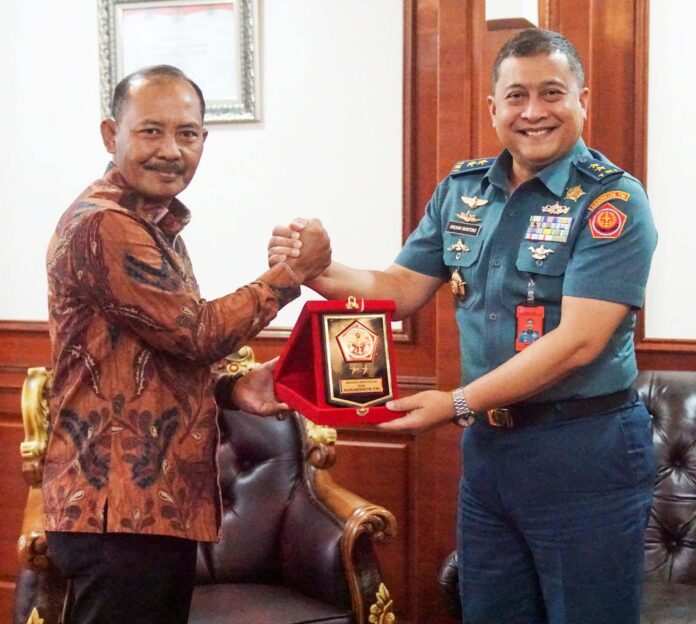 Kepala Badan Pembinaan Hukum Tentara Nasional Indonesia atau (Babinkum TNI) Laksamana Muda TNI Kresno Buntoro (kanan) saat berjumpa  Setdaprov Adi Prihantara, di  Gedung A, Ruang Kerja Sekda, Lantai 3, Kantor Gubernur Kepri, Dompak, Tanjungpinang, Kamis (26/10). (Foto : dwi susilo - batamtv.com)