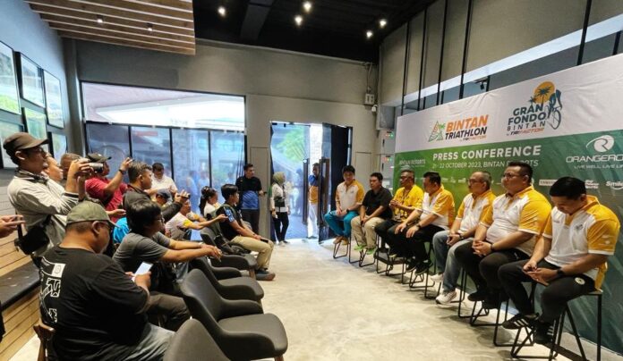 Gubernur Kepri Ansar Ahmad (deret kanan, tengah) pada konferensi pers usai flag off Bintan Triathlon 2023 di Lagoi Bay, Bintan, Sabtu (21/10). (Foto : abdi perdana - batamtv.com)