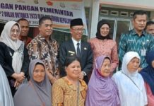 read news – Warga Tanjungpinang Terima Penyaluran Sembako Beras Pj Walikota Tanjungpinang Hasan (belakang-tengah) menyampaikan warga Tanjungpinang menerima penyaluran sembako berupa beras. Penyaluran ini merupakan tahap kedua untuk bulan Oktober 2023.(Foto : abdi perdana - batamtv.com)