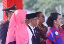 read news – Pj Walikota Hasan: TNI Salah Satu Garda Terdepan Jaga Negara Kesatuan Republik Indonesia Pj Walikota Tanjungpinang Hasan (tengah) mengatakan, TNI menjadi salah satu garda terdepan dalam menjaga keutuhan Negara Kesatuan Republik Indonesia (NKRI) ini disampaikan saat Upacara Peringatan Hari Ulang Tahun (HUT) ke-78 Tentara Nasional Indonesia (TNI) di Tugu Daun Sirih Emas, Tepi Laut Tanjungpinang, Kamis (5/10/2023). (Foto : abdi perdana - batamtv.com)