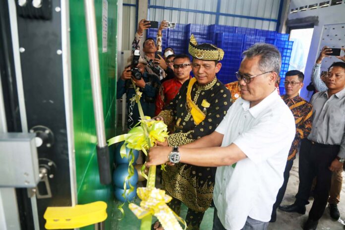 Gubernur Kepri Ansar Ahmad (bertanjak) mengatakan sarana dan Prasarana Logistik Pangan berupa Cold Storage sebagai penyimpanan cabai untuk Kota Tanjungpinang diresmikan oleh  Ansar Ahmad, Sabtu (28/10). (Foto : dwi susilo - batamtv.com)