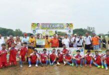 read news – Ansar Ahmad Tutup Turnamen Gubernur Kepri Cup Tahun 2023 Zona Batam Gubernur Kepri Ansar Ahmad (tengah baju orange) resmi menutup turnamen Gubernur Kepri Cup Tahun 2023 Zona Batam, yang mempertandingkan tiga cabang olahraga, yakni futsal, sepak bola dan juga bola voli. pertandingan futsal di Lapangan Ikan Daun Batam Centre, Kota Batam Rabu (18/10). (Foto : abyaqsa ramadan - batamtv.com)