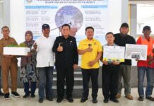 read news – Nelayan Kota Batam Dapat Kucuran Bantuan dari Pemprov Kepri Gubernur Kepri Ansar Ahmad (keempat dari kiri) saat menyerahkan bantuan dari program pembangunan sektor kelautan dan perikanan ke Kota Batam, bertempat di Barelang Seafood Restoran Jembatan 1 Kota Batam, Selasa (24/10). (Foto : abyaqsa ramadan - batamtv.com)