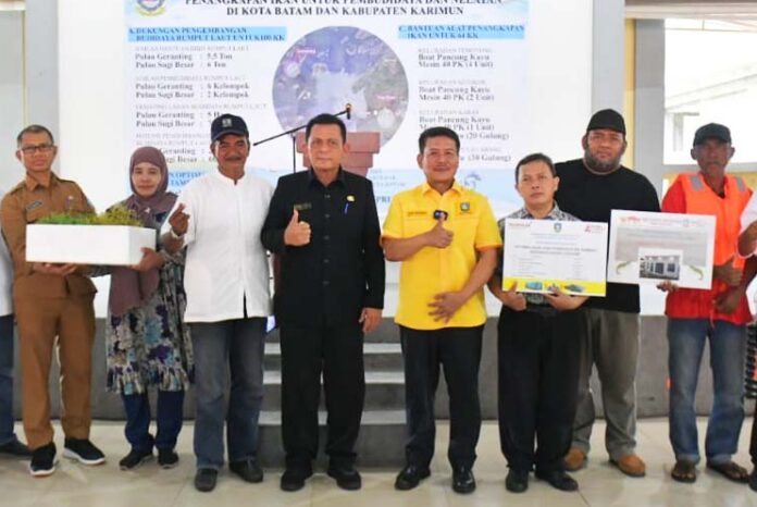 (Foto : abyaqsa ramadan - batamtv.com) Gubernur Kepri Ansar Ahmad (keempat dari kiri) saat menyerahkan bantuan dari program pembangunan sektor kelautan dan perikanan ke Kota Batam, bertempat di Barelang Seafood Restoran Jembatan 1 Kota Batam, Selasa (24/10). (Foto : abyaqsa ramadan - batamtv.com)