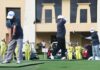 read news – 272 Peserta Ikuti Turnamen Golf Gubernur Cup Tahun 2023 Gubernur Kepri Ansar Ahmad (tengah) saat menutup pelaksanaan Turnamen Golf Gubernur Cup Tahun 2023 yang berlangsung selama dua hari dari tanggal 28 - 29 Oktober 2023, di Lapangan Batam Hill Golf Resort Batu Aji Kota Batam, Sabtu (29/10). (Foto : abyaqsa ramadan - batamtv.com)
