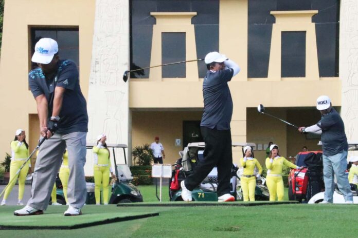 Gubernur Kepri Ansar Ahmad (tengah) saat menutup pelaksanaan Turnamen Golf Gubernur Cup Tahun 2023 yang berlangsung selama dua hari dari tanggal 28 - 29 Oktober 2023, di Lapangan Batam Hill Golf Resort Batu Aji Kota Batam, Sabtu (29/10). (Foto : abyaqsa ramadan - batamtv.com)