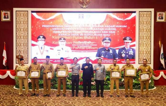 Gubernur Ansar (kelima dari kanan) saat menghadiri Penetapan Desa Kelurahan Binaan Sadar Hukum dan Penyuluhan Hukum bagi ASN dan Kepala Desa Se-Provinsi Kepri Tahun 2023 bertempat di Aula Wan Seri Beni Dompak, Tanjungpinang, Selasa (24/10). (Foto : dwi susilo - batamtv.com)