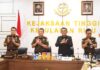 read news – Penandatanganan MoU Program Jaga Desa Digelar di Tanjungpinang Gubernur Kepulauan Riau H. Ansar Ahmad (baju hitam) bersama Kajati Kepri Rudi Margono menyaksikan penandatanganan yang dilaksanakan secara virtual dari Kejari, Kecabjari, dan Kantor Camat dari 5 Kabupaten se-Kepulauan Riau, di Tanjungpinang, Selasa (24/10).(Foto : abdi perdana - batamtv.com)