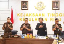 read news – Penandatanganan MoU Program Jaga Desa Digelar di Tanjungpinang Gubernur Kepulauan Riau H. Ansar Ahmad (baju hitam) bersama Kajati Kepri Rudi Margono menyaksikan penandatanganan yang dilaksanakan secara virtual dari Kejari, Kecabjari, dan Kantor Camat dari 5 Kabupaten se-Kepulauan Riau, di Tanjungpinang, Selasa (24/10).(Foto : abdi perdana - batamtv.com)