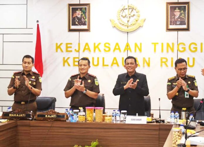 Gubernur Kepulauan Riau H. Ansar Ahmad (baju hitam) bersama Kajati Kepri Rudi Margono menyaksikan penandatanganan yang dilaksanakan secara virtual dari Kejari, Kecabjari, dan Kantor Camat dari 5 Kabupaten se-Kepulauan Riau, di Tanjungpinang, Selasa (24/10).(Foto : abdi perdana - batamtv.com)