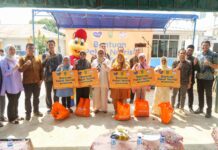 read news – Warga Tanjungsengkuang Menerima Penyaluran Bantuan Sembako