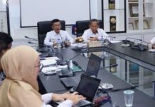 read news – Gerak Cepat Pj Walikota Hasan dalam Pembenahan BUMD Pj Walikota Tanjunpinang Hasan (ketiga dari kanan) saat memimpin rapat di Kantor Walikota Rabu (4/10/2023) (Fto : abdi perdana - batamtv.com)