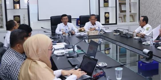 (Fto : abdi perdana - batamtv.com) Pj Walikota Tanjunpinang Hasan (ketiga dari kanan) saat memimpin rapat di Kantor Walikota Rabu (4/10/2023) (Fto : abdi perdana - batamtv.com)